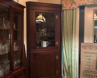 Corner cabinet