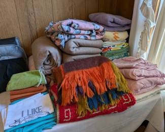 Linens : beach towels, blankets, sheets sets etc