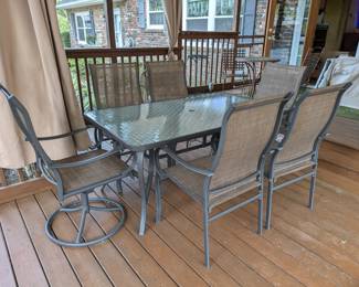 Patio dining set in very good condition, 6 chairs with 2 swivel ones