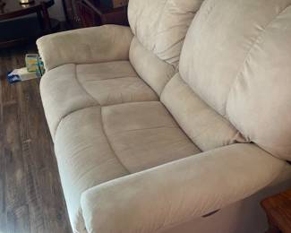 Electric reclining loveseat 