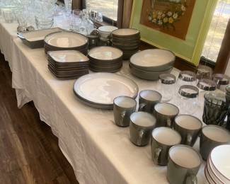 Nice set of everyday dishes 