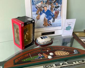Wayne Gretzky signed hockey stick, Golf plaque, Signed 