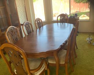 vintage dining table with 2 leaves 