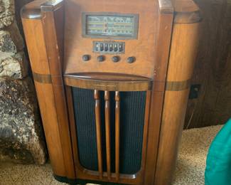Vintage shortwave console tube radio