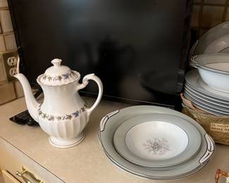 Pitcher by J. & G. Meakin; dinnerware by Noritake (“Corsage” pattern).