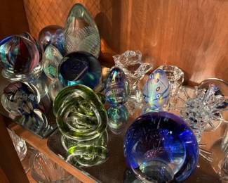 Nice collection of vintage paperweights, including many pieces signed by GES, Eickholt, Waterford, and more.