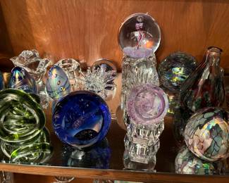 Nice collection of vintage paperweights,, including many signed (GES, Colin Ferris/Caithness, Marian Pyrcak, LaMaire, and many more).