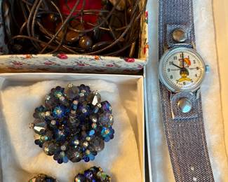 Hundreds of pieces of vintage costume jewelry; vintage Keebler watch.