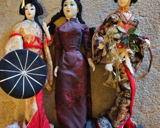 these ladies need a friend