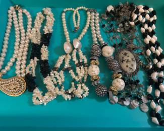 HUNDREDS OF PIECES OF GREAT COSTUME JEWELRY