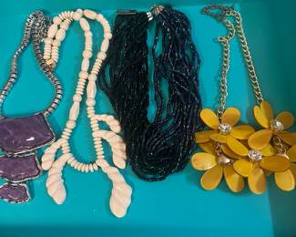 HUNDREDS OF PIECES OF GREAT COSTUME JEWELRY