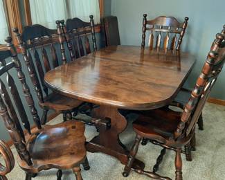 Amish Dining Table w/6 Chairs & 2 Leaves. Table Opens w/Gear Mechanism.