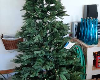 New tree that flashes different colors or white