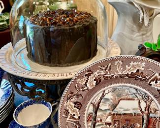 LOVE THIS CAKE PLATTER AND DOME.