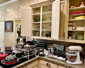 CHEF'S KITCHEN WITH QUALITY COOKWARE.