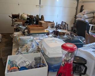 Lots of kitchen pieces