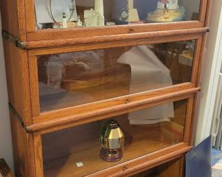 Barrister bookcase  - missing glass in bottom section 