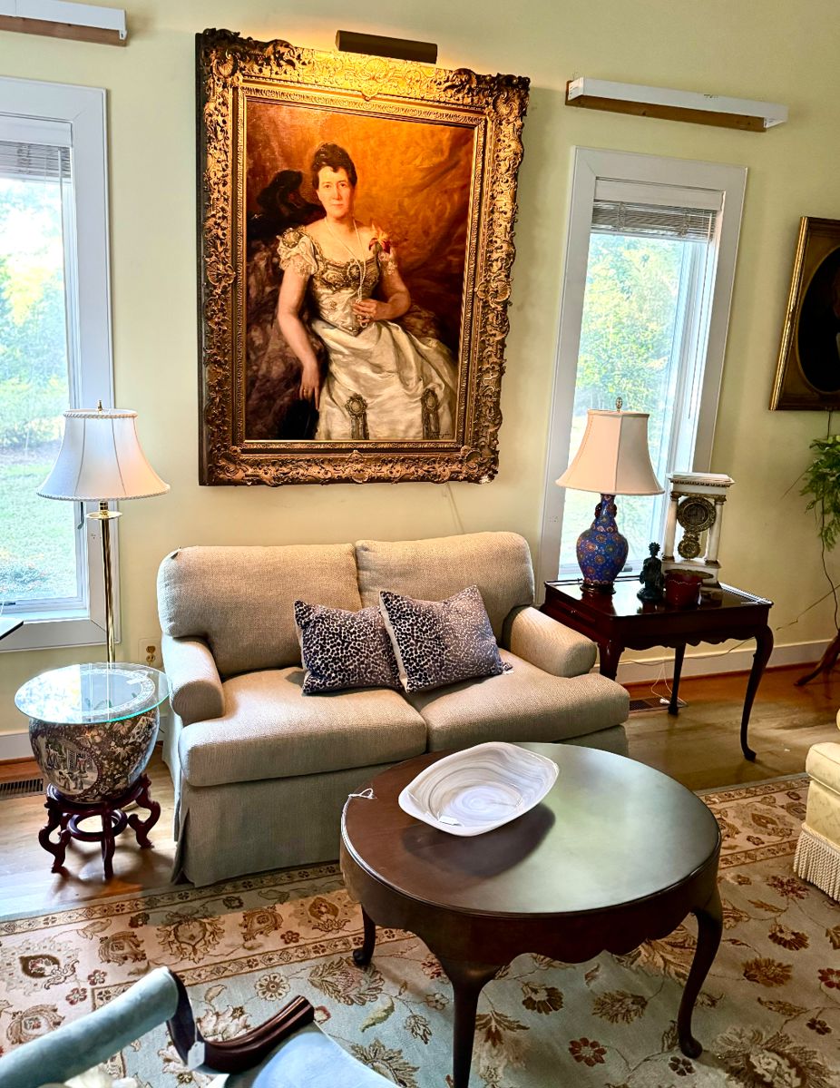 Baker Furniture Coffee Table, like new 9 x 12 rug, Vietri blown glass....