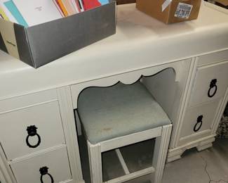 Vintage vanity dresser