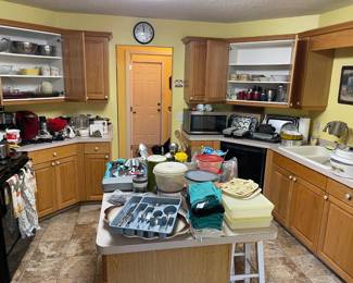 FULL kitchen!!