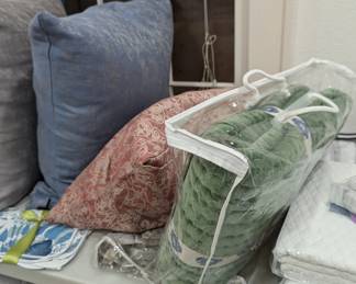 Duvets, throws, blankets, bedspreads 