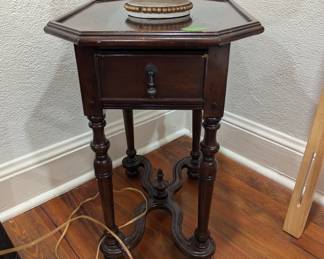 Gorgeous antique side table /end table