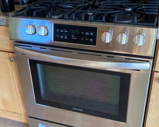 Frigidaire gas five burner stove
$600 OBO