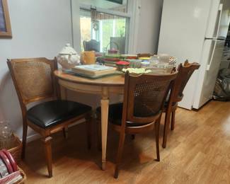 Nice diningroom set with 4 chairs 