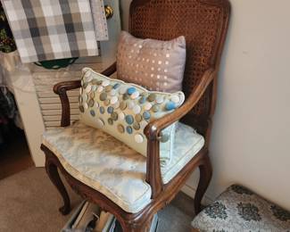 Many nice throw pillows