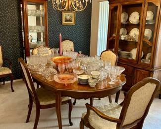 Dining Room Table and 6 Chairs