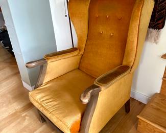 UPHOLSTERED SIDE CHAIR