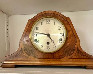 NUMEROUS MANTLE CLOCKS