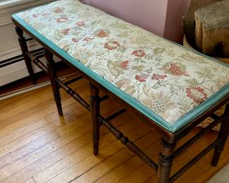 UHPOLSTERED BENCH