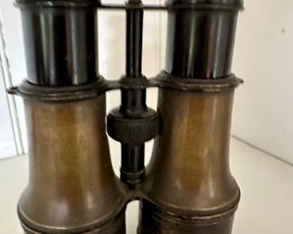 BRITISH MILITARY 4 1/2X BINOCULARS WITH ARROW MARK, L PETIT PARIS. EARLY 1900'S