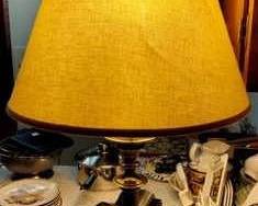 369 - Table lamp You are buying a used as-is electric/electronic item. We do not guarantee all components are present, and if it is not expressly stated, it is untested.
