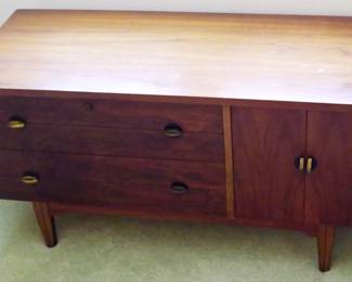 1211 - Mid Century Cedar Chest by Lane 22x43.5x17.5
