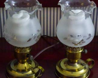 1013 - Pair Hurricane Lamps 8" You are buying a used as-is electric/electronic item. We do not guarantee all components are present, and if it is not expressly stated, it is untested.

