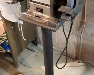 1647 - Grinder on Stand You are buying a used as-is electric/electronic item. We do not guarantee all components are present, and if it is not expressly stated, it is untested.
