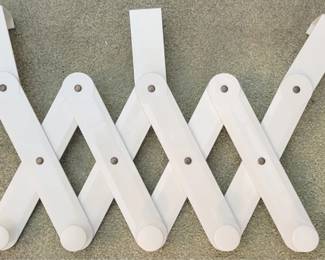 447 - Plastic Expandable Coat/Hat Rack for over Door
