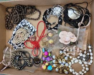 7535 - Group Costume Necklaces
