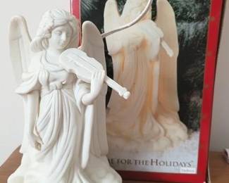 1262 - Home For The Holidays Lighted Christmas Angel Porcelain 8.5 x 5.5 x 5 You are buying a used as-is electric/electronic item. We do not guarantee all components are present, and if it is not expressly stated, it is untested.
