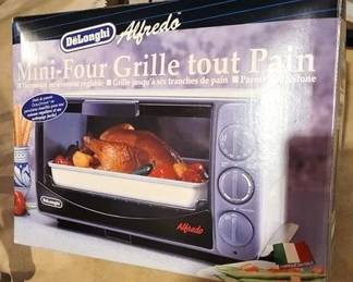 1523 - DeLonghi Alfredo Toaster Oven in Box You are buying a used as-is electric/electronic item. We do not guarantee all components are present, and if it is not expressly stated, it is untested.
