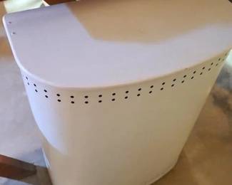 1613 - Vintage Clothes Hamper
