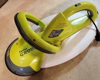 1662 - Garden Groom You are buying a used as-is electric/electronic item. We do not guarantee all components are present, and if it is not expressly stated, it is untested.
