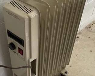 1690 - Space Heater You are buying a used as-is electric/electronic item. We do not guarantee all components are present, and if it is not expressly stated, it is untested.
