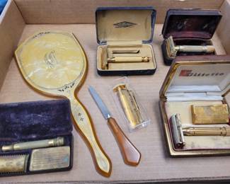 7539 - Group Vintage Razors & Dresser Items
