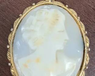 7602 - Vintage Cameo Pendant
