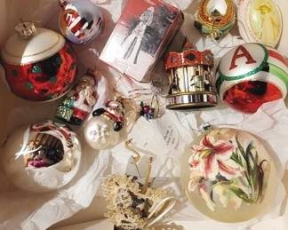 1221x - Group Christmas Ornaments
