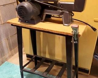 1646 - Craftsman 16" Scroll Saw You are buying a used as-is electric/electronic item. We do not guarantee all components are present, and if it is not expressly stated, it is untested.
