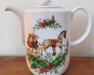 1238 - Christmas Teapot 7"
